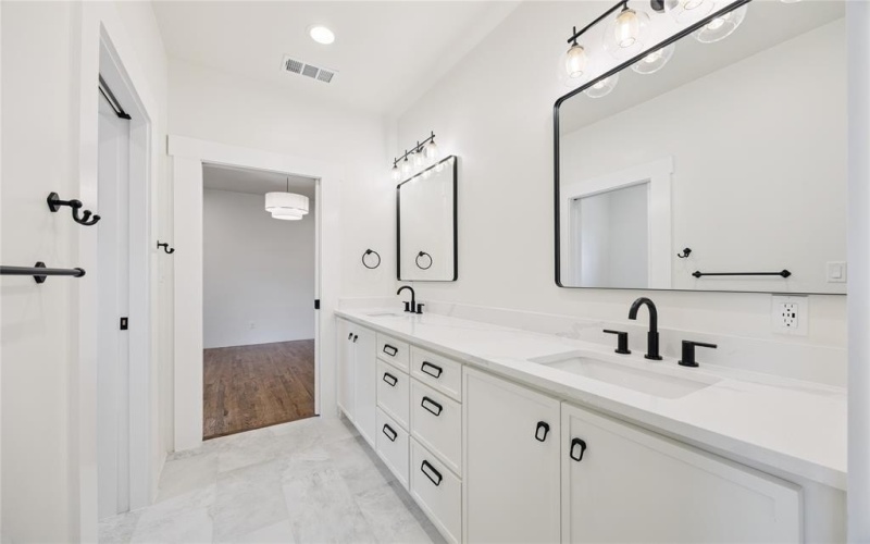 3106 W Jefferson Boulevard, Dallas, TX 75211, 4 Habitaciones Habitaciones , ,3 BañosBaños,Residential,En Venta,3106 W Jefferson Boulevard,20973924
