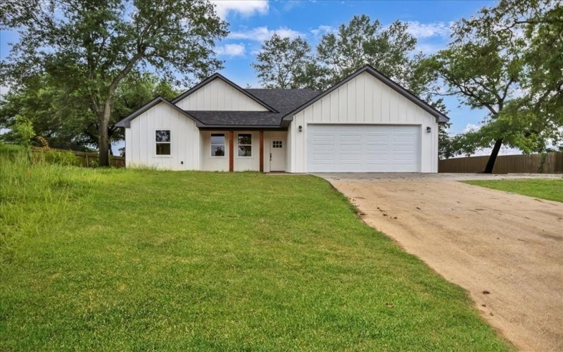 1002 E Main, Whitehouse, TX 75791, 3 Bedrooms Bedrooms, ,2 BathroomsBathrooms,Residential,For Sale,1002 E Main,0,20977106