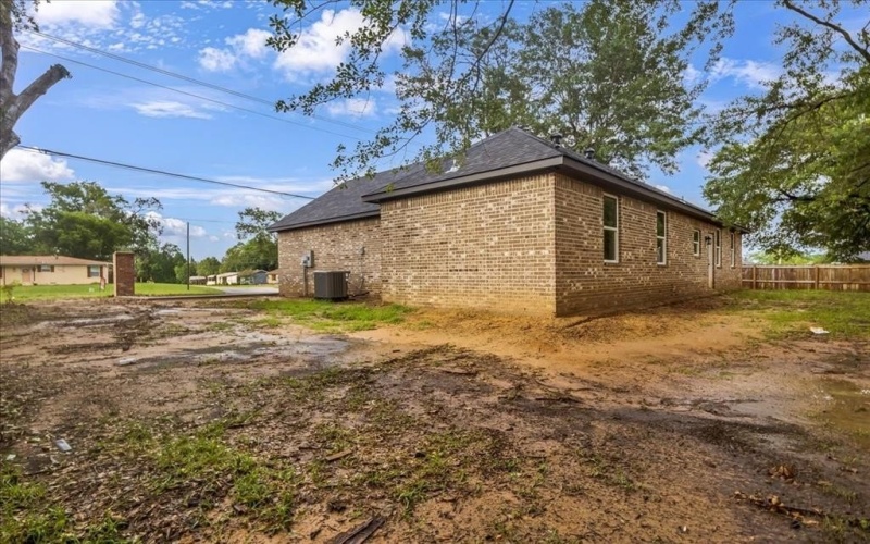 1002 E Main, Whitehouse, TX 75791, 3 Bedrooms Bedrooms, ,2 BathroomsBathrooms,Residential,For Sale,1002 E Main,0,20977106