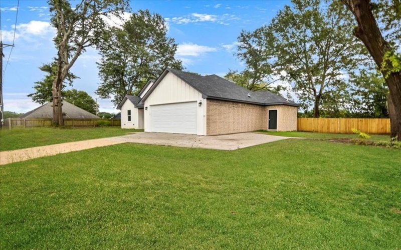 1002 E Main, Whitehouse, TX 75791, 3 Bedrooms Bedrooms, ,2 BathroomsBathrooms,Residential,For Sale,1002 E Main,0,20977106