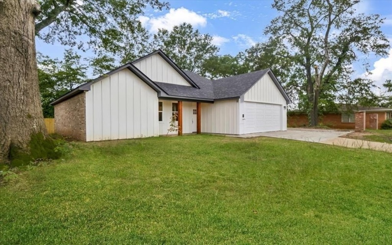 1002 E Main, Whitehouse, TX 75791, 3 Bedrooms Bedrooms, ,2 BathroomsBathrooms,Residential,For Sale,1002 E Main,0,20977106