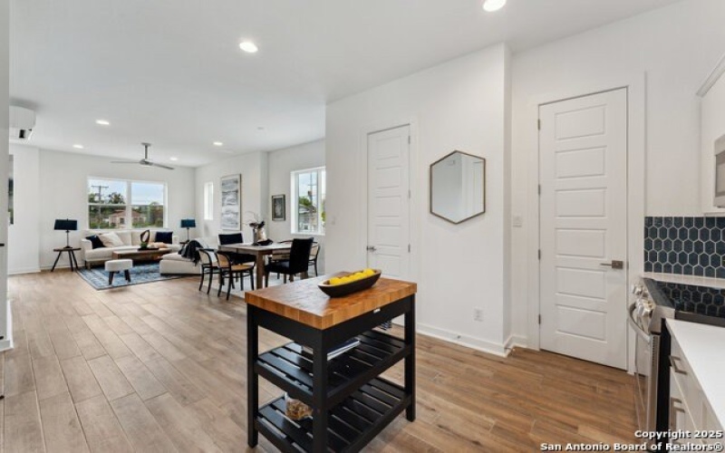 1735 W Gramercy #UNIT 301, San Antonio, TX 78201, 2 Habitaciones Habitaciones , ,2 BañosBaños,Residential,En Venta,1735 W Gramercy,0,1878123