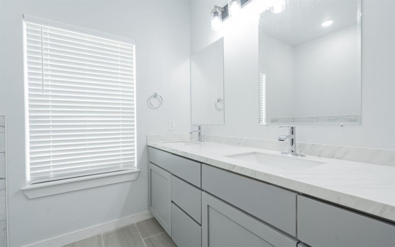1009 E 1st North Street, Kaufman, TX 75142, 5 Bedrooms Bedrooms, ,2 BathroomsBathrooms,Residential,For Sale,1009 E 1st North Street,20962372