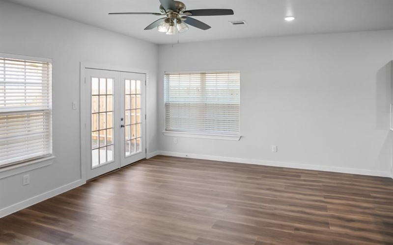 1009 E 1st North Street, Kaufman, TX 75142, 5 Bedrooms Bedrooms, ,2 BathroomsBathrooms,Residential,For Sale,1009 E 1st North Street,20962372