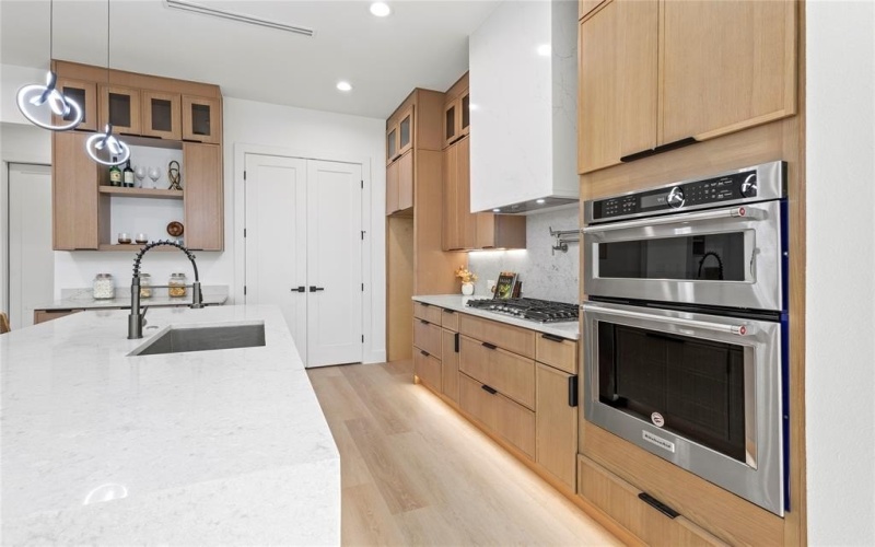 1706 Homeland Street, Dallas, TX 75212, 5 Bedrooms Bedrooms, ,5 BathroomsBathrooms,Residential,For Sale,1706 Homeland Street,20980881