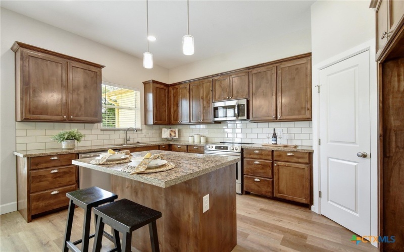 2109 Meadow View Drive, San Marcos, TX 78666, 3 Habitaciones Habitaciones , ,2 BañosBaños,Residential,En Venta,2109 Meadow View Drive,584456
