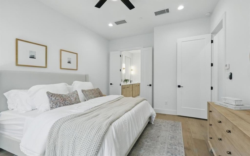 4208 Live Oak Street #105, Dallas, TX 75204, 2 Habitaciones Habitaciones , ,2 BañosBaños,Residential,En Venta,4208 Live Oak Street,20967484