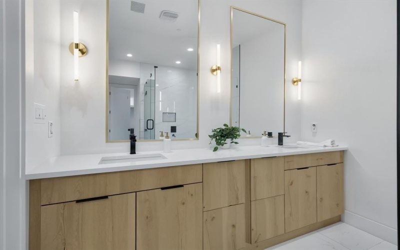 4208 Live Oak Street #105, Dallas, TX 75204, 2 Habitaciones Habitaciones , ,2 BañosBaños,Residential,En Venta,4208 Live Oak Street,20967484