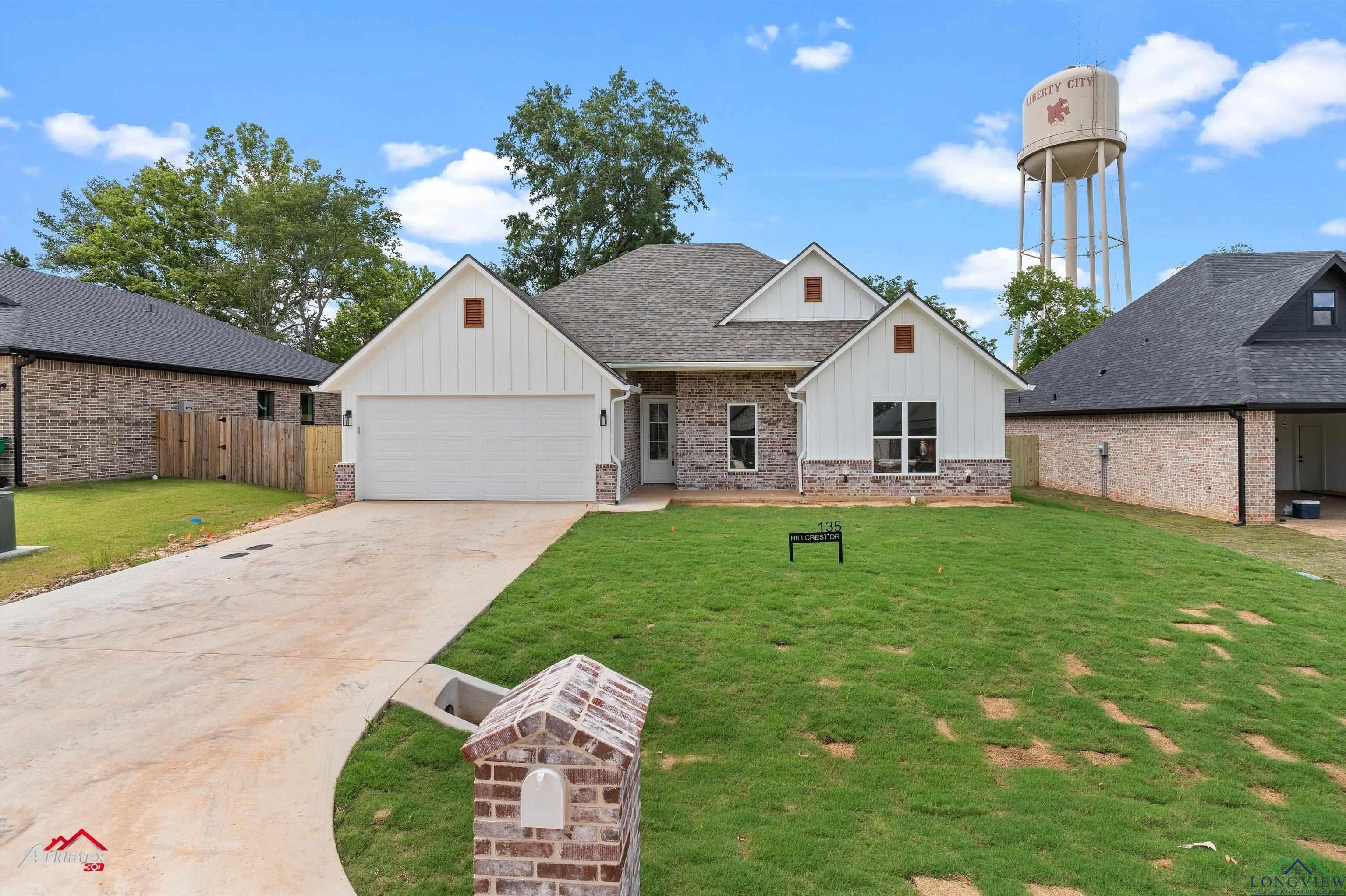 135 Hillcrest Drive, Gladewater, TX 75647, 4 Habitaciones Habitaciones , ,2 BañosBaños,Residential,En Venta,135 Hillcrest Drive,20254467