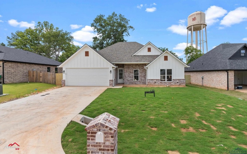 135 Hillcrest Drive, Gladewater, TX 75647, 4 Habitaciones Habitaciones , ,2 BañosBaños,Residential,En Venta,135 Hillcrest Drive,20254467