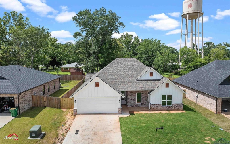 135 Hillcrest Drive, Gladewater, TX 75647, 4 Habitaciones Habitaciones , ,2 BañosBaños,Residential,En Venta,135 Hillcrest Drive,20254467