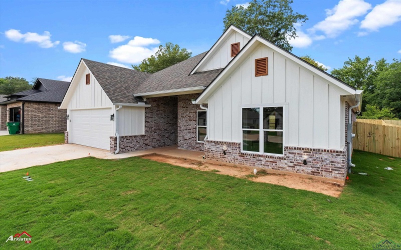 135 Hillcrest Drive, Gladewater, TX 75647, 4 Habitaciones Habitaciones , ,2 BañosBaños,Residential,En Venta,135 Hillcrest Drive,20254467