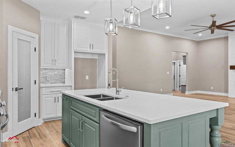 135 Hillcrest Drive, Gladewater, TX 75647, 4 Habitaciones Habitaciones , ,2 BañosBaños,Residential,En Venta,135 Hillcrest Drive,20254467
