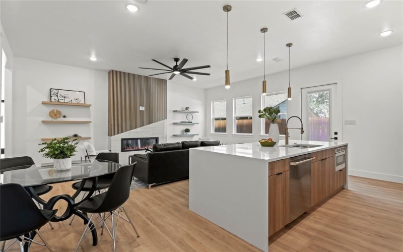 404 Cleaves Street, Dallas, TX 75203, 4 Habitaciones Habitaciones , ,3 BañosBaños,Residential,En Venta,404 Cleaves Street,20983419