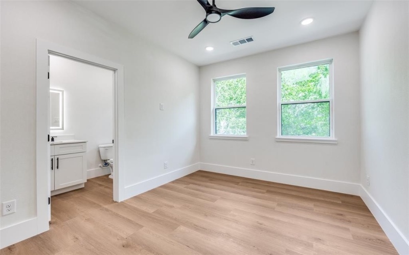 2410 Jeffries Street, Dallas, TX 75215, 3 Bedrooms Bedrooms, ,3 BathroomsBathrooms,Residential,For Sale,2410 Jeffries Street,20982340