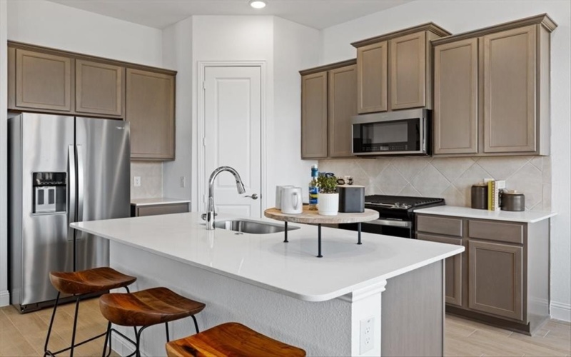 1712 Edgeway Dr, Aubrey, TX 76227, 4 Habitaciones Habitaciones , ,3 BañosBaños,Residential,En Venta,1712 Edgeway Dr,20984376