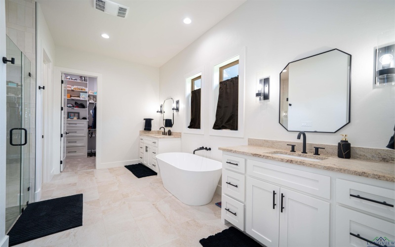 125 Thorn Briar, Longview, TX 75602, 4 Bedrooms Bedrooms, ,3 BathroomsBathrooms,Residential,For Sale,125 Thorn Briar,20254546
