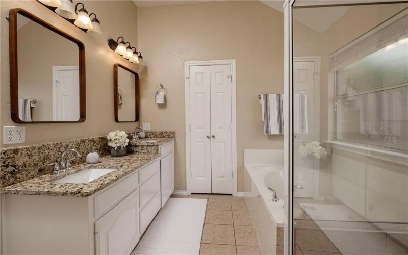6233 Roaring Springs Drive, North Richland Hills, TX 76180, 3 Habitaciones Habitaciones , ,2 BañosBaños,Residential,En Venta,6233 Roaring Springs Drive,20944726