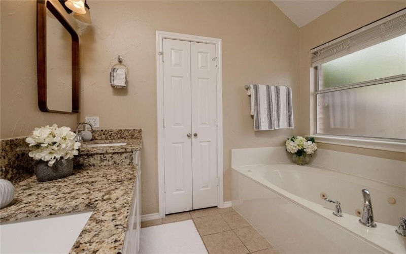 6233 Roaring Springs Drive, North Richland Hills, TX 76180, 3 Habitaciones Habitaciones , ,2 BañosBaños,Residential,En Venta,6233 Roaring Springs Drive,20944726