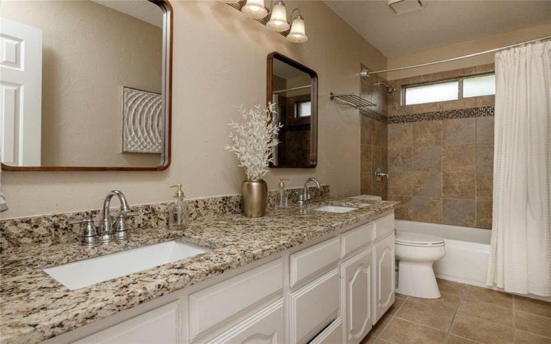 6233 Roaring Springs Drive, North Richland Hills, TX 76180, 3 Habitaciones Habitaciones , ,2 BañosBaños,Residential,En Venta,6233 Roaring Springs Drive,20944726