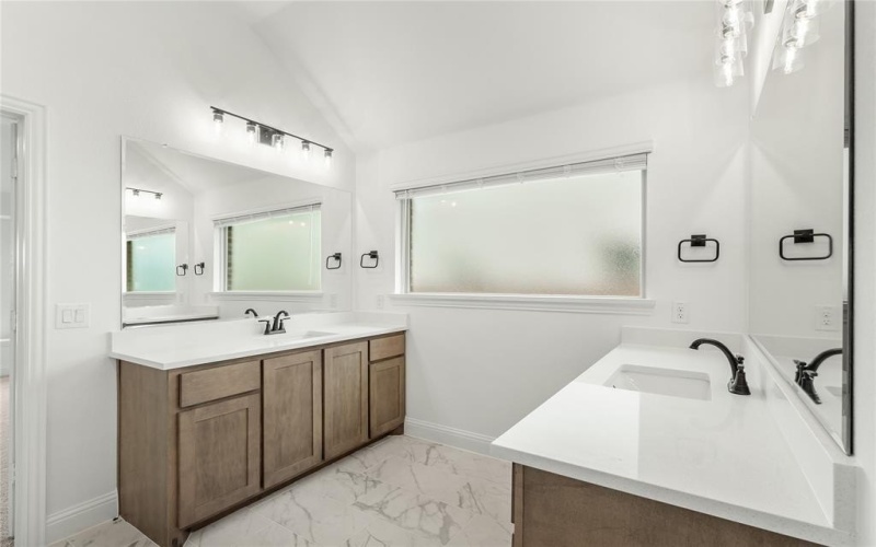 913 Cannes Drive, Red Oak, TX 75154, 5 Bedrooms Bedrooms, ,5 BathroomsBathrooms,Residential,For Sale,913 Cannes Drive,20987055