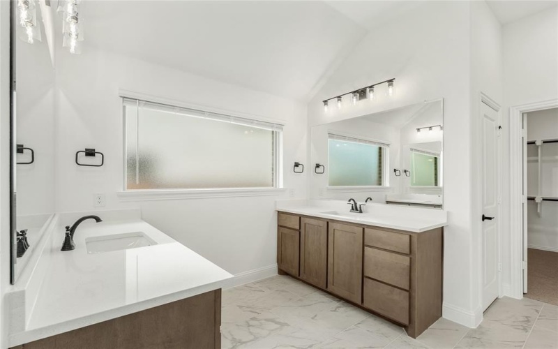 913 Cannes Drive, Red Oak, TX 75154, 5 Bedrooms Bedrooms, ,5 BathroomsBathrooms,Residential,For Sale,913 Cannes Drive,20987055