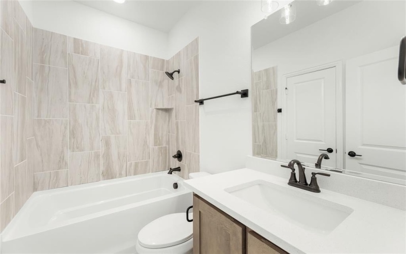 913 Cannes Drive, Red Oak, TX 75154, 5 Bedrooms Bedrooms, ,5 BathroomsBathrooms,Residential,For Sale,913 Cannes Drive,20987055