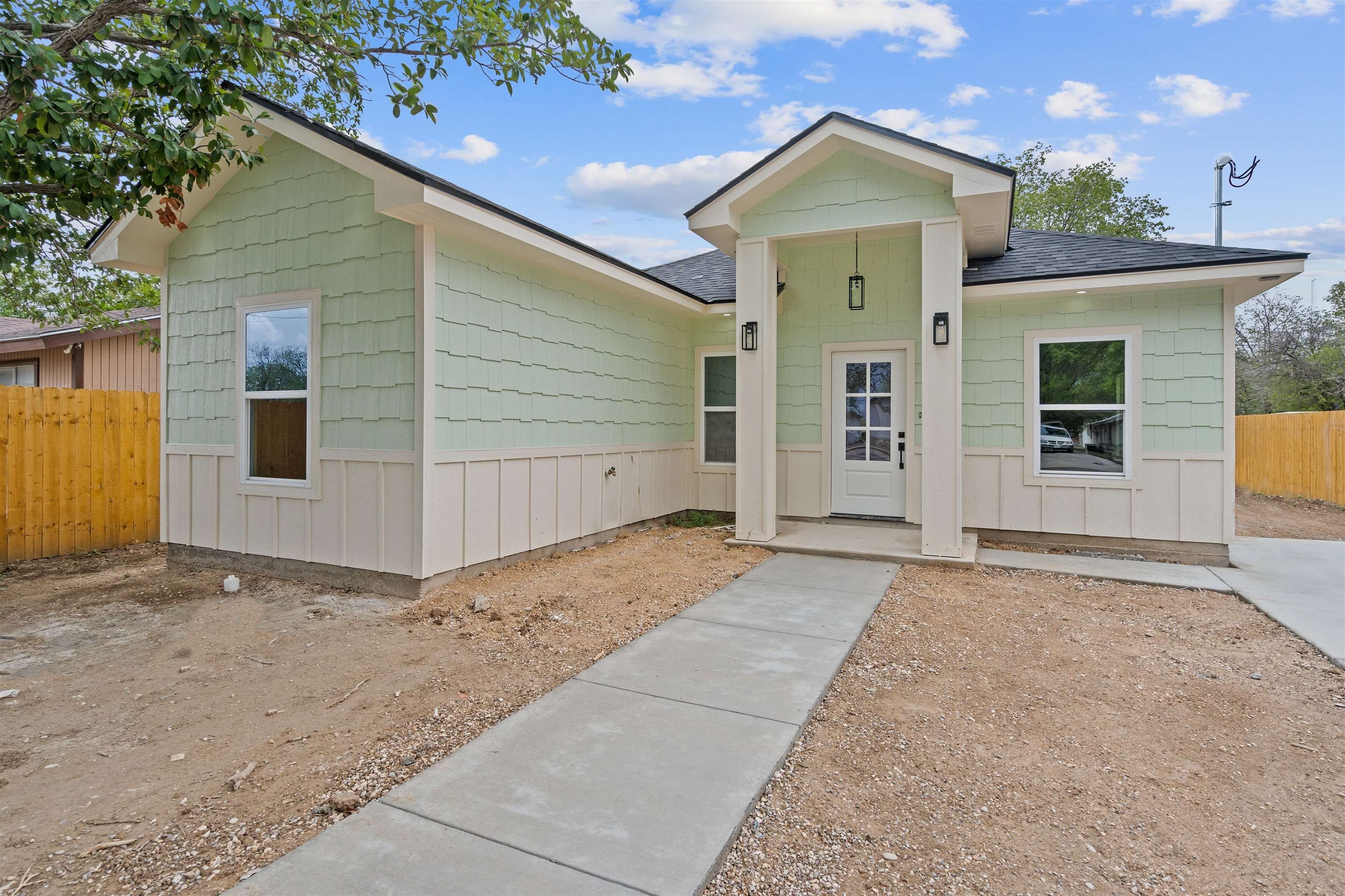 406 E Cortinas, Del Rio, TX 78840, 3 Habitaciones Habitaciones , ,2 BañosBaños,Residential,En Venta,406 E Cortinas,207230
