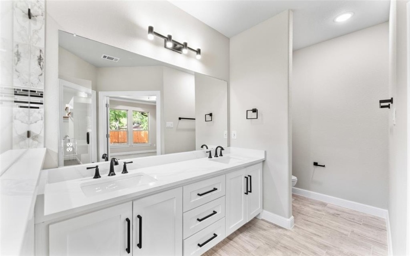 1806 AVENUE F, Grand Prairie, TX 75051, 4 Habitaciones Habitaciones , ,2 BañosBaños,Residential,En Venta,1806 AVENUE F,20987846