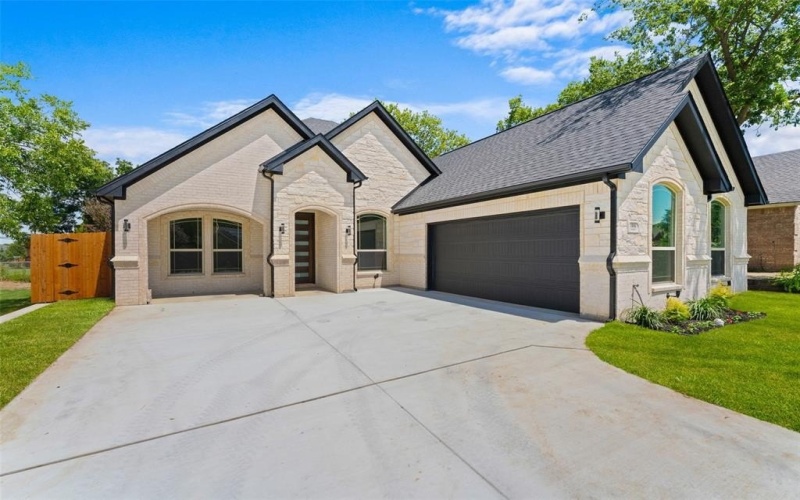 1806 AVENUE F, Grand Prairie, TX 75051, 4 Habitaciones Habitaciones , ,2 BañosBaños,Residential,En Venta,1806 AVENUE F,20987846