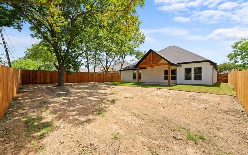 1806 AVENUE F, Grand Prairie, TX 75051, 4 Habitaciones Habitaciones , ,2 BañosBaños,Residential,En Venta,1806 AVENUE F,20987846