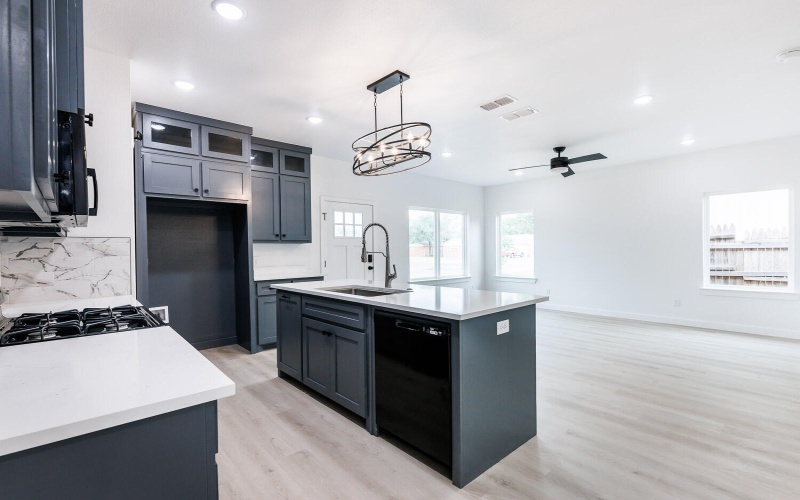 1704 Elkhart Avenue, Lubbock, TX 79416, 6 Habitaciones Habitaciones , ,7 BañosBaños,Residential Multi Family,En Venta,1704 Elkhart Avenue,202557343