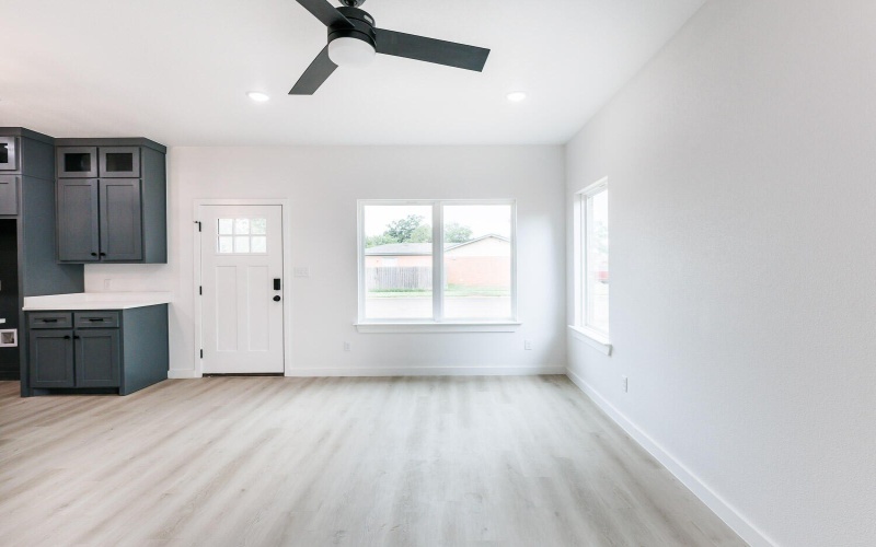 1704 Elkhart Avenue, Lubbock, TX 79416, 6 Habitaciones Habitaciones , ,7 BañosBaños,Residential Multi Family,En Venta,1704 Elkhart Avenue,202557343