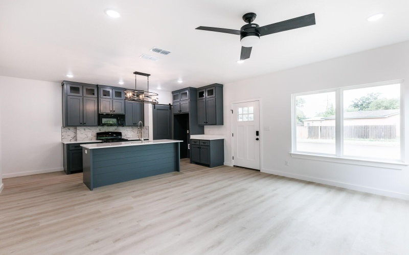 1704 Elkhart Avenue, Lubbock, TX 79416, 6 Habitaciones Habitaciones , ,7 BañosBaños,Residential Multi Family,En Venta,1704 Elkhart Avenue,202557343