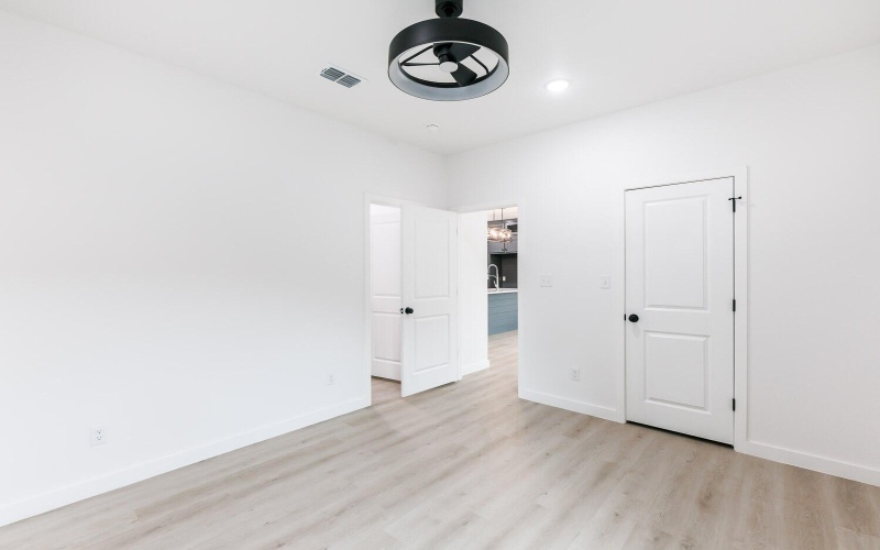 1704 Elkhart Avenue, Lubbock, TX 79416, 6 Habitaciones Habitaciones , ,7 BañosBaños,Residential Multi Family,En Venta,1704 Elkhart Avenue,202557343