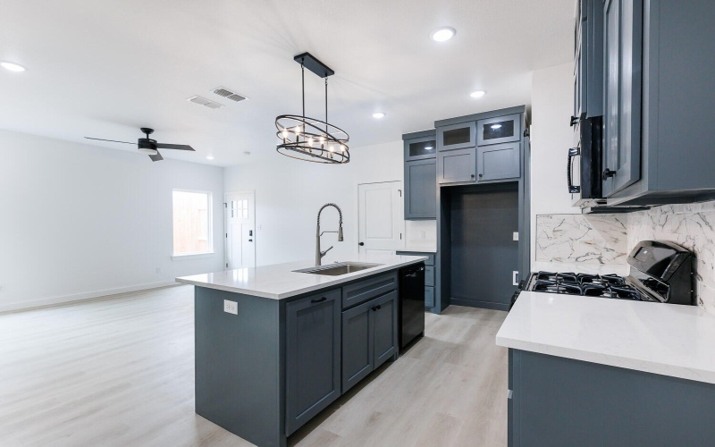 1704 Elkhart Avenue, Lubbock, TX 79416, 6 Habitaciones Habitaciones , ,7 BañosBaños,Residential Multi Family,En Venta,1704 Elkhart Avenue,202557343