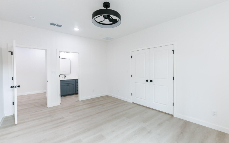 1704 Elkhart Avenue, Lubbock, TX 79416, 6 Habitaciones Habitaciones , ,7 BañosBaños,Residential Multi Family,En Venta,1704 Elkhart Avenue,202557343