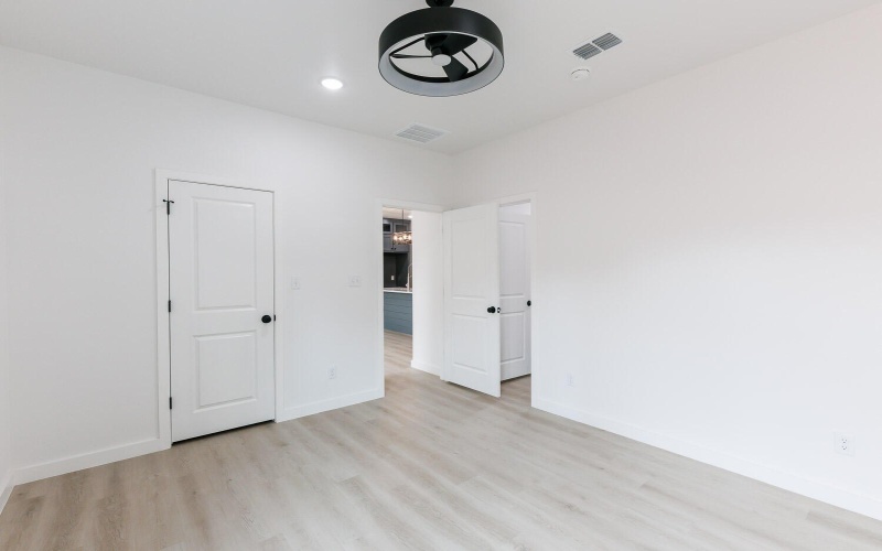 1704 Elkhart Avenue, Lubbock, TX 79416, 6 Habitaciones Habitaciones , ,7 BañosBaños,Residential Multi Family,En Venta,1704 Elkhart Avenue,202557343