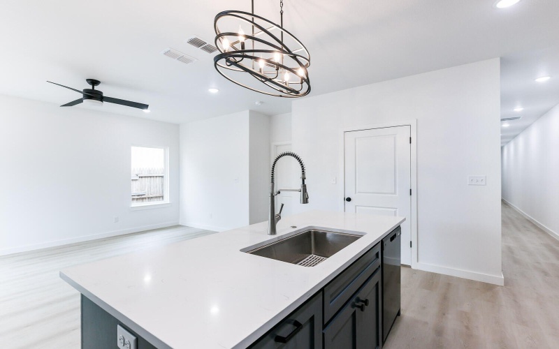 1704 Elkhart Avenue, Lubbock, TX 79416, 6 Habitaciones Habitaciones , ,7 BañosBaños,Residential Multi Family,En Venta,1704 Elkhart Avenue,202557343