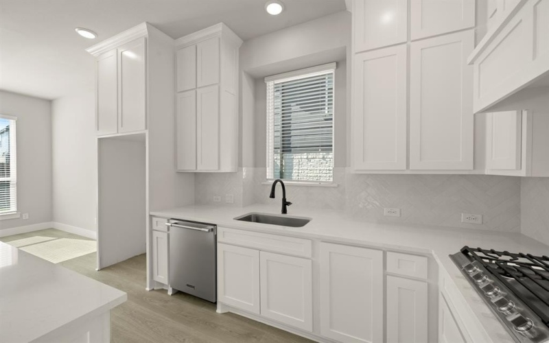 2210 Pelican, Mansfield, TX 76063, 6 Bedrooms Bedrooms, ,5 BathroomsBathrooms,Residential,For Sale,2210 Pelican,0,20990354