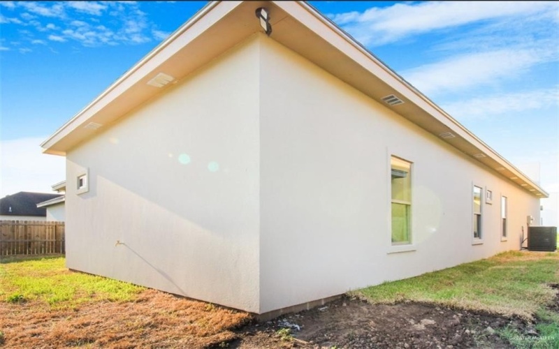 3104 E Brazil Avenue, Hidalgo, TX 78557, 4 Bedrooms Bedrooms, ,5 BathroomsBathrooms,Residential,For Sale,3104 E Brazil Avenue,0,472610