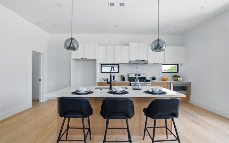430 E 8th #201, Dallas, TX 75203, 2 Bedrooms Bedrooms, ,2 BathroomsBathrooms,Residential,For Sale,430 E 8th,20993874