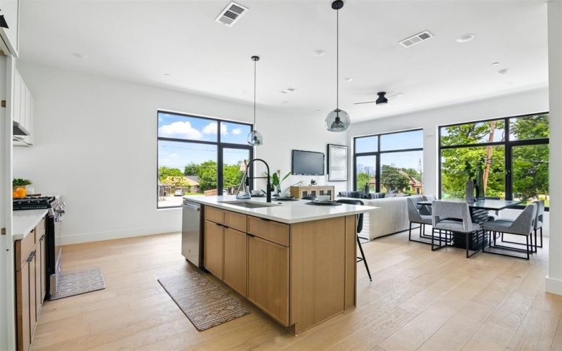 430 E 8th #201, Dallas, TX 75203, 2 Bedrooms Bedrooms, ,2 BathroomsBathrooms,Residential,For Sale,430 E 8th,20993874