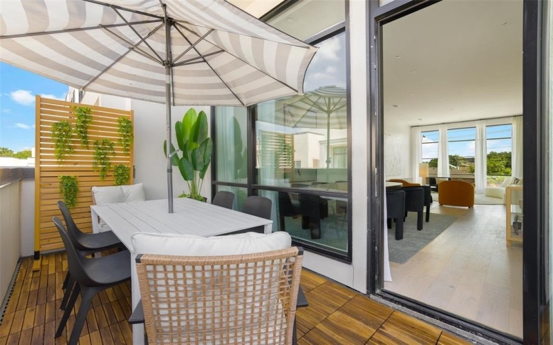 610 N Oak Cliff Boulevard #203, Dallas, TX 75208, 3 Habitaciones Habitaciones , ,3 BañosBaños,Residential,En Venta,610 N Oak Cliff Boulevard,20994324