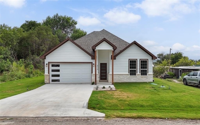 5716 Belaire Circle, Granbury, TX 76048, 3 Bedrooms Bedrooms, ,2 BathroomsBathrooms,Residential,For Sale,5716 Belaire Circle,20994661