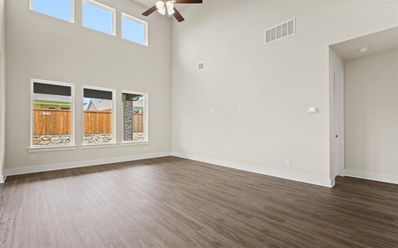 3929 Henley Lane, Garland, TX 75043, 4 Bedrooms Bedrooms, ,5 BathroomsBathrooms,Residential,For Sale,3929 Henley Lane,20995207