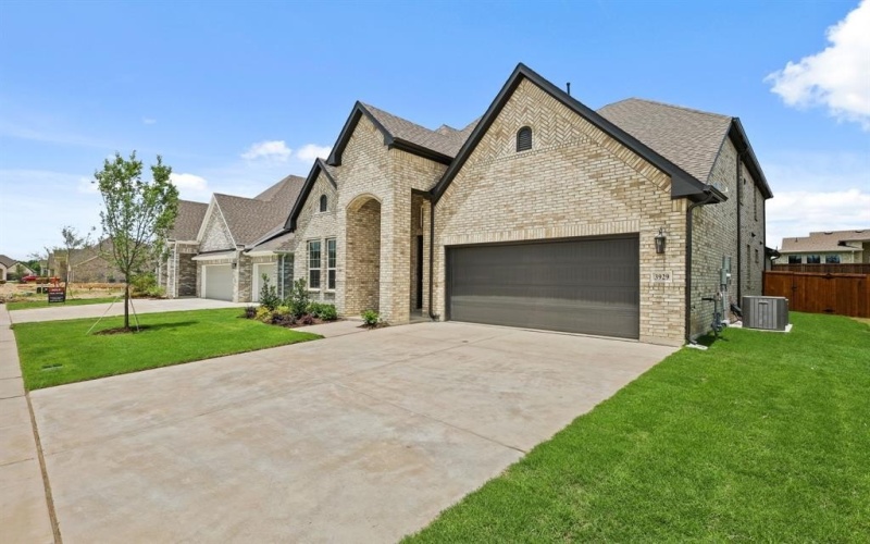 3929 Henley Lane, Garland, TX 75043, 4 Bedrooms Bedrooms, ,5 BathroomsBathrooms,Residential,For Sale,3929 Henley Lane,20995207