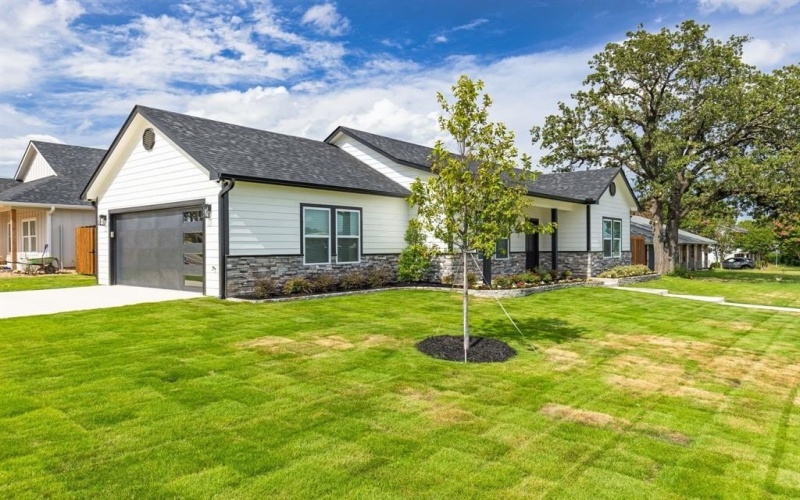 828 Bell Street, Sulphur Springs, TX 75482, 3 Bedrooms Bedrooms, ,2 BathroomsBathrooms,Residential,For Sale,828 Bell Street,20988146