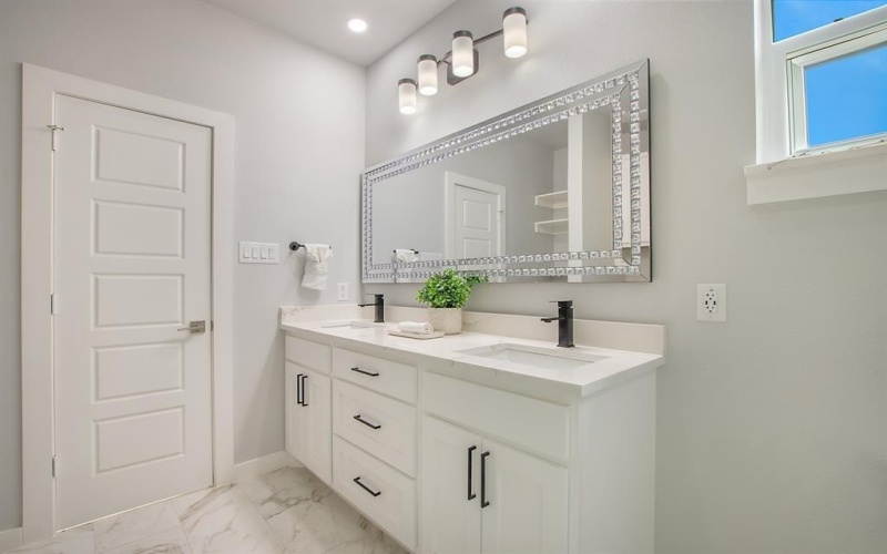 114 W Ohio Avenue, Dallas, TX 75224, 5 Habitaciones Habitaciones , ,3 BañosBaños,Residential,En Venta,114 W Ohio Avenue,20993774
