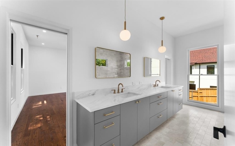 3110 W Jefferson Boulevard, Dallas, TX 75211, 4 Bedrooms Bedrooms, ,3 BathroomsBathrooms,Residential,For Sale,3110 W Jefferson Boulevard,20995870